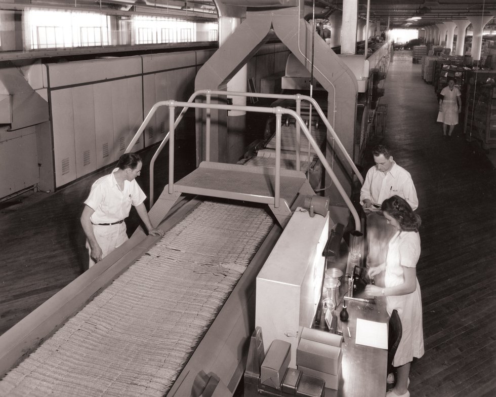 Southern-Biscuit-Co-production-line-Richmond-Virginia-ca-1950-(2).jpg