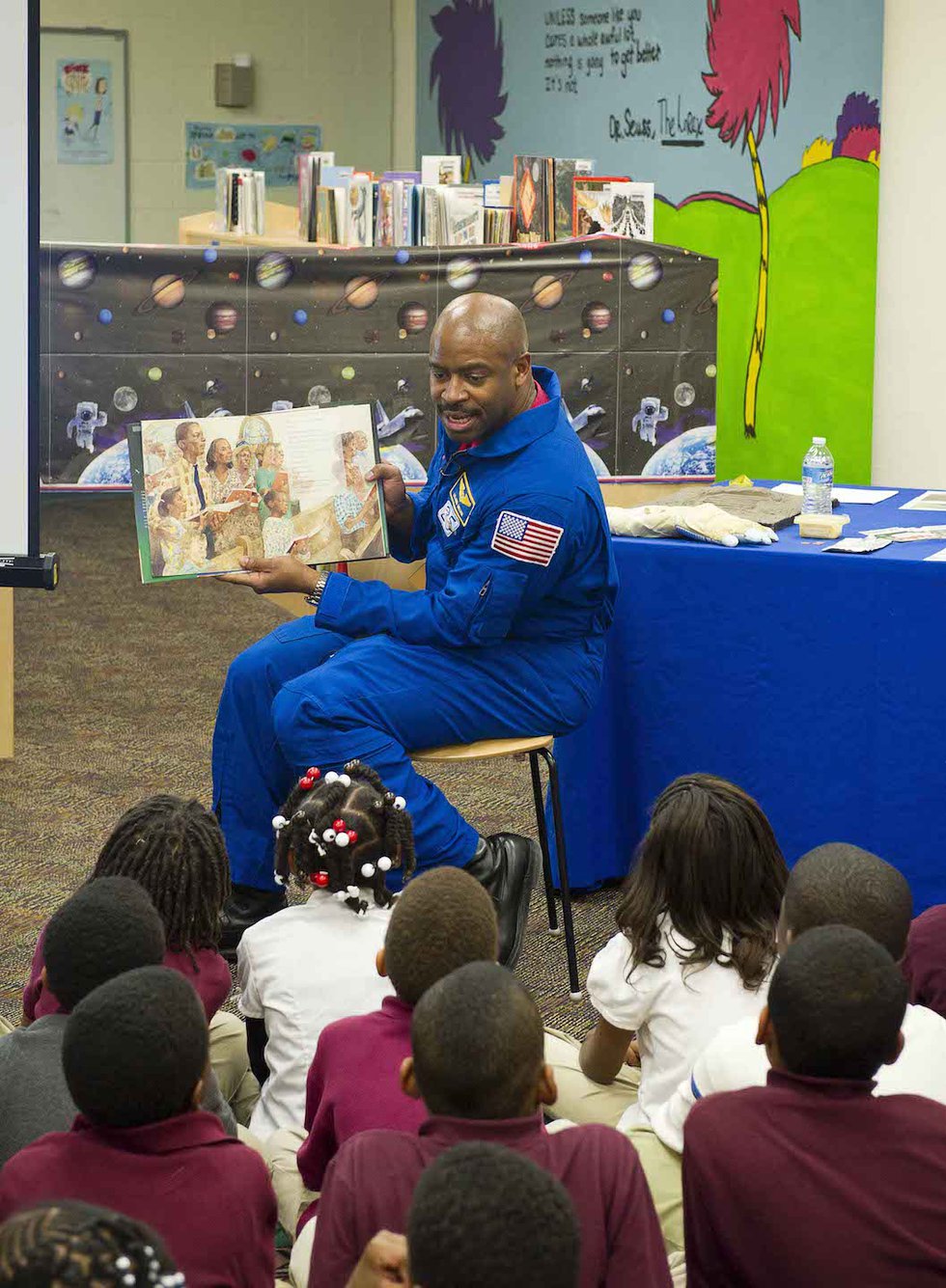 Leland Melvin Meets with Elementary Students