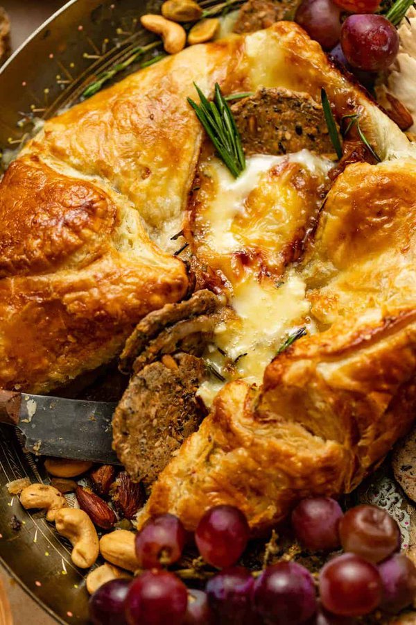 baked-brie-in-puff-pastry-2.jpeg